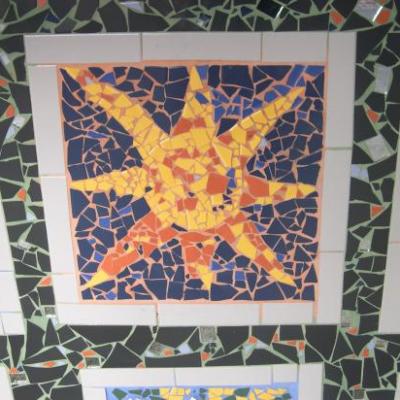 Mosaïques du préau réalisées par les enfants