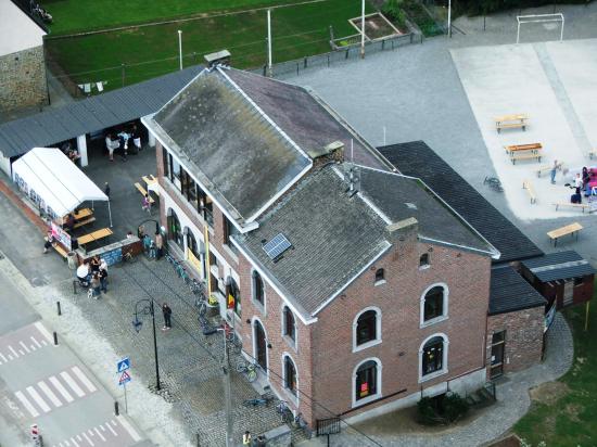 Vues aériennes de l'école.